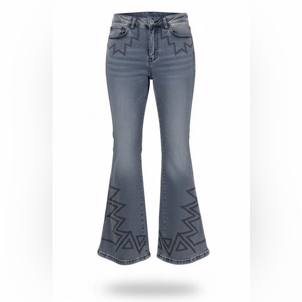 Western Flare Jeans
NEW WITH TAGS “Road Markings”
Small